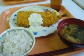秋刀魚フライ・サマランス米・わかめのお味噌汁　