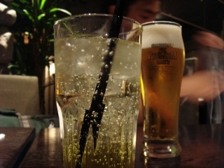 ハム子=マンゴヤンソーダ　と　ダーリン=ビール