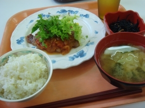 ポークソテートマトソース・ひじき煮・白米・キャベツの味噌汁