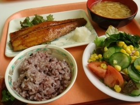 さごしの七味焼き・お揚げの味噌汁・黒米・サラダ