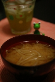 もやしのお味噌汁と涼煎茶とカエルちゃん