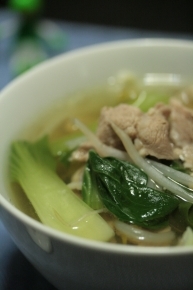 チンゲン菜ともやしと豚の中華スープ